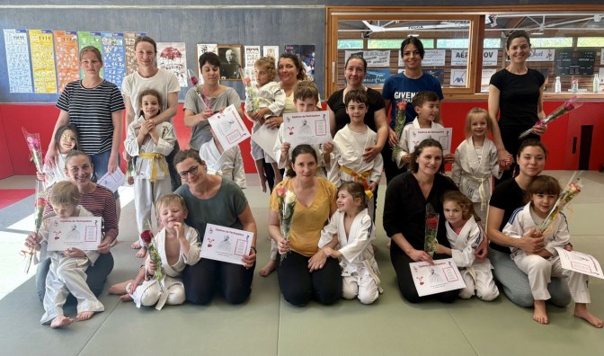 Image de l'actu 'Entraînement Fête des Mères + Remise des ceintures noires à Adam et Zoé'